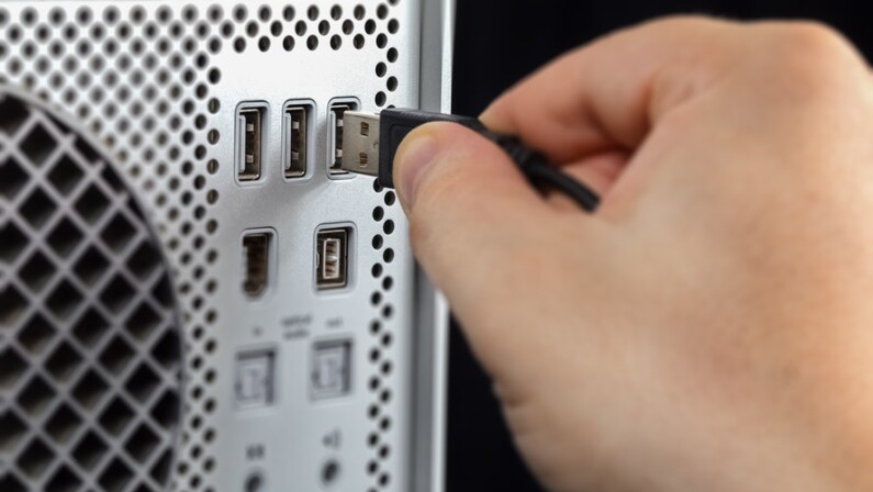 person inserting usb cable on usb port 3531858